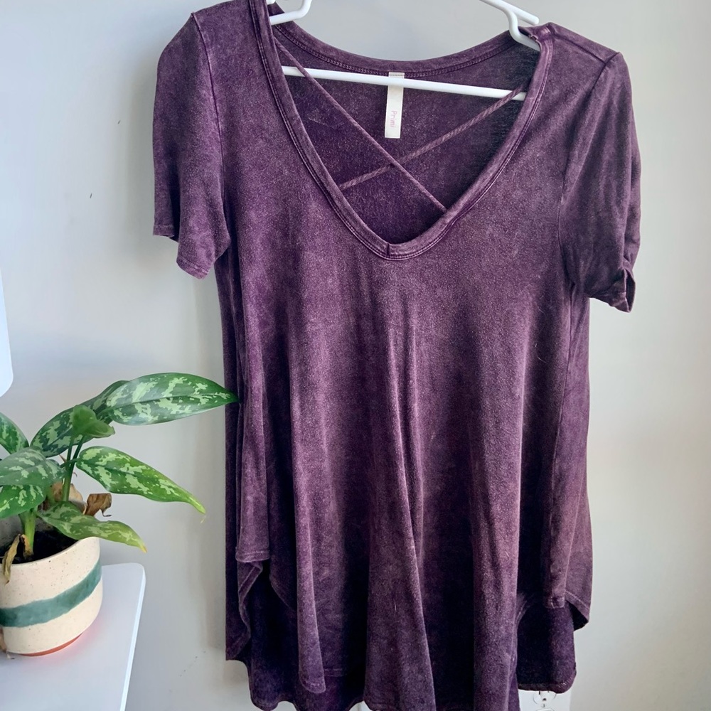 Flowy short-sleeved shirt with v-neck and front details!